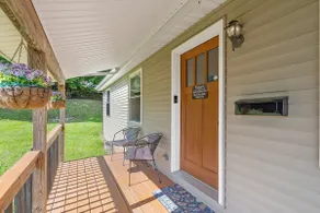 Open Concept /Spacious/ Private /Modern /Hardwoods - Image 5
