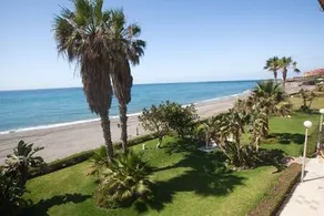 BEACHFRONT APARTMENT - Image 4