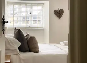 Charming Cottage in Heart of Bourton-on-the Water - Image 2