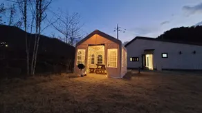 Andamiro Brown/Netflix, completed with the sensational architectural design of a young architect from New York, a single-family house - Image 5