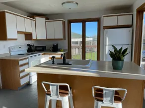 Waterfront Marina cottage - Image 4