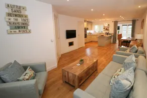 Contemporary house, VILLAGE CENTRE near to beaches - Image 5