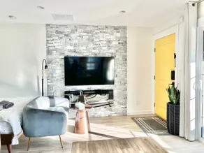 Lovely Downtown Modern New-Build, w/Secure Parking - Image 3