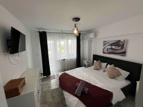 Central Palace Suites with Parking - Image 4