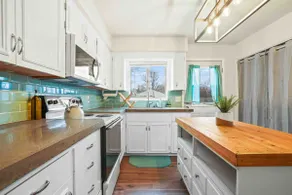 Walking distance to restaurants, bars & more! - Image 2