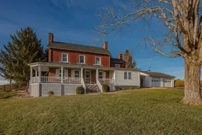 Historic Farmhouse w/ relaxing spacious porch!! - Image 3