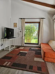 Apartment with a garden - Image 2