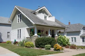 Beautiful and Charming Downtown Bungalow! - Image 2