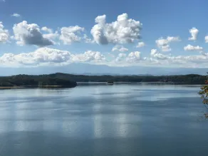 Vue imprenable sur le lac et la montagne Smoky depuis cette charmante maison au bord du lac. - Image 2