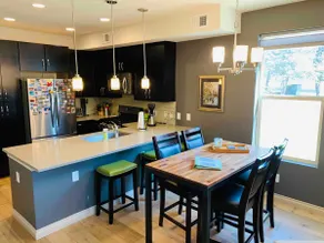 Modern Townhouse in Downtown with Private Balcony - Image 4