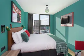 Luxury Flat for up to 4 with gym & 24/7 Reception - Image 2
