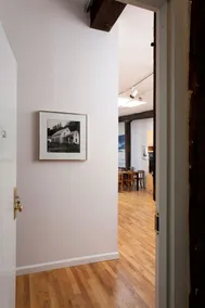 Art-filled bright spacious 1 bedrm W'burg + deck - Image 2