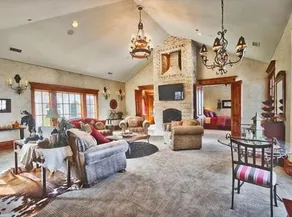 Draper Castle Luxury Apartment - Image 3