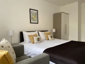 20% off MONTHLY STAY 1BED at MCR WiFi/Parking - Image 2