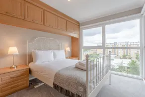 Bright Modern One-Bed with Stunning View of Thames - Image 4