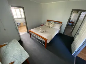 Cosy rustic cottage in quiet street in Home Hill - Image 4