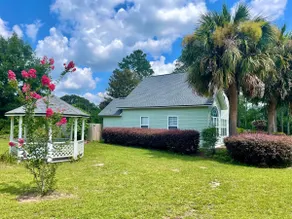 Farmhouse & 17 acres! Room to Roam by River/Parks - Image 4