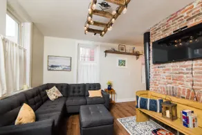 Adorable North Side Carriage House - Image 4