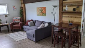 Walla Walla Guesthouse · Pool & Hot Tub - Image 5