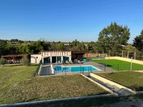 Spacious cottage with heated pool - Image 3