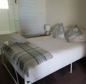 Sunny One-Bedroom Apartment Right on the Beach - Image 4