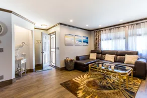 Luxury near the beach 40 acres nature parks nearby - Image 3