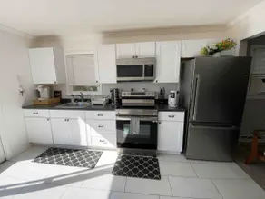 Riverside Apt Close to the Beach & NYC Ferry - Image 5
