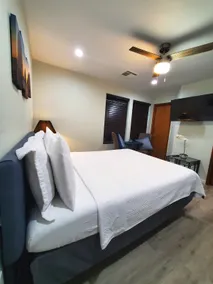Adorable guest house with indoor patio - Image 2