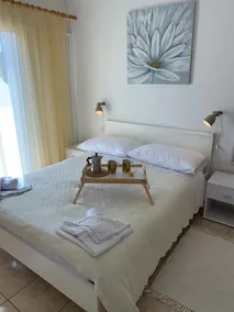 Double room with kitchenette, balcony and sea view - Image 3