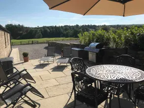 Stylish 2 Bed Near Alton Towers, Polar Bears, Peak District - Image 4