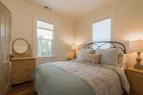 Vineyard Villa Cottage - Image 5