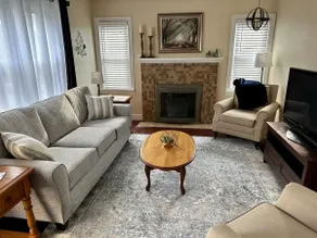 Charming Football Hall of Fame Bungalow - Image 3