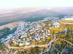 Modern apartment with a green view in Moshav Shoresh - Image 4