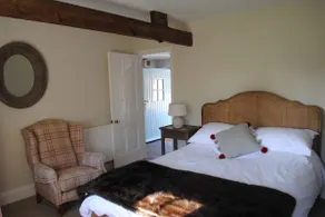 Cosy Wiltshire cottage with views - Image 4