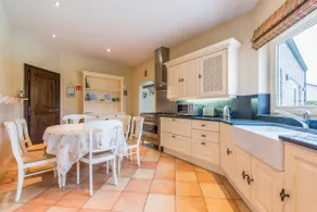 Villa with heated swimming pool, sauna and garden - Image 4