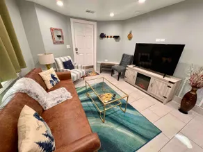 Modern 2 Bedroom Walk Up Condo in Irving Park - Image 5
