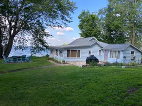 WATERFRONT COTTAGE WITH WARM SUNSETS AND LARGE PORCH ON ONEIDA LAKE - Image 3