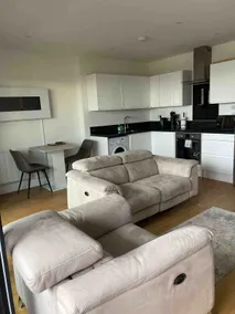 Luxury 1 Bedroom Apartment with Parking - Image 4