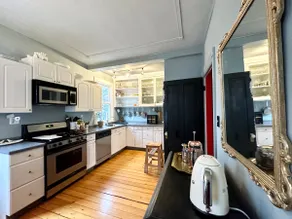 East Side Designer Apt Near Brown - Image 5