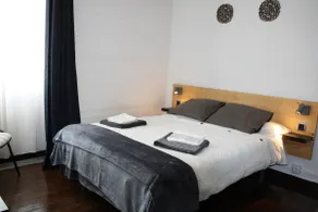 CENTRALLY LOCATED AND SPACIOUS APARTMENT WITH GLASSED-IN GALLERY - Image 4