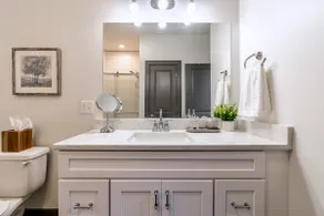 Beautiful Cozy Loft • Secured Parking, King Bed - Image 5