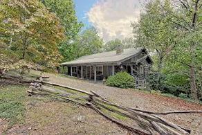 Mountaintop log cabin w/ hot tub near Lake Chatuge - Image 2