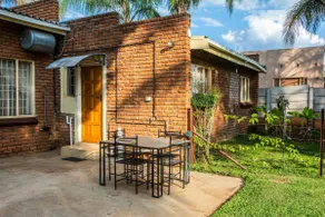 Spacious 2-bedroom guesthouse in Flora Park - Image 4