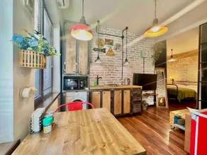 Old Town Vintage Loft close to Metro & Fabrika - Image 2