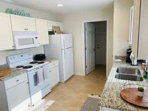 Spacious 3 Bed, 2 Bath Home Near Legoland - Image 4