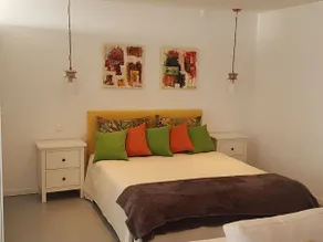 A Modern & tastefully decorated Studio - Image 2