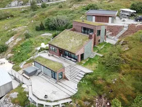 Idyllic property, right at the edge of the lake. - Image 2