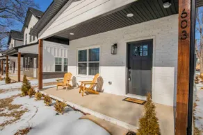 Ol Loggin Airbnb Downtown Rogers - Image 3