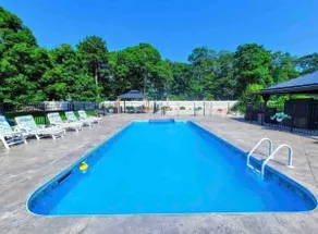 Cheerful residential home with swimming pool - Image 3