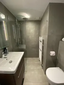 Modern guest suite with private entrance and bathroom - Image 5